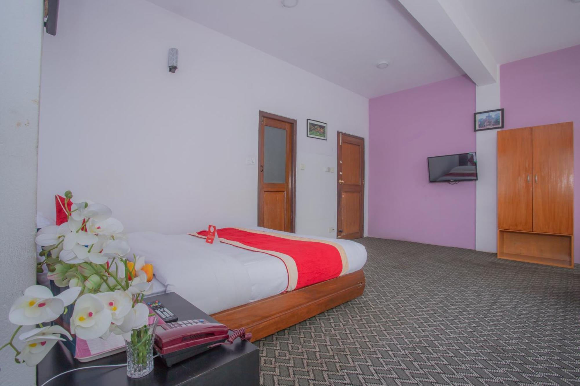 Oyo 135 Lost Garden Apartment And Guest House Katmandú Exterior foto